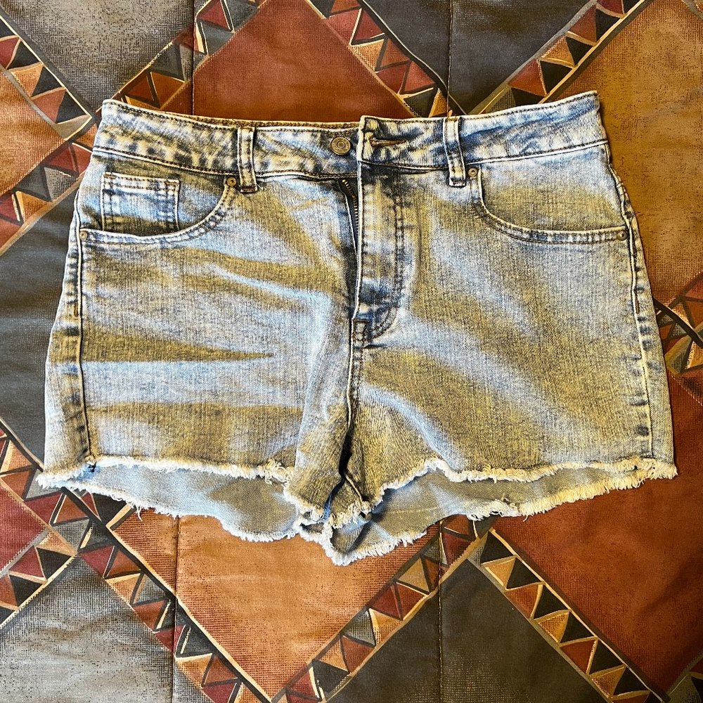 🌸 BLUENOTES  HIGH WAISTED JEAN SHORTS LIGHT WASH 🌸